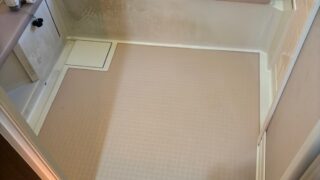 寒さ・滑りやすさを解消し、温かみのある浴室へ