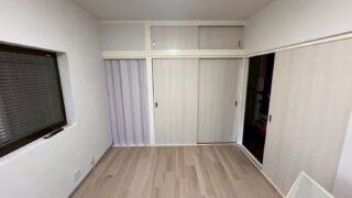 ふすまを引き戸へリフォーム｜洋室に調和する明るい空間へ（大阪府八尾市）